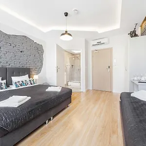3* Aparthotel Six Suites, Old Town
